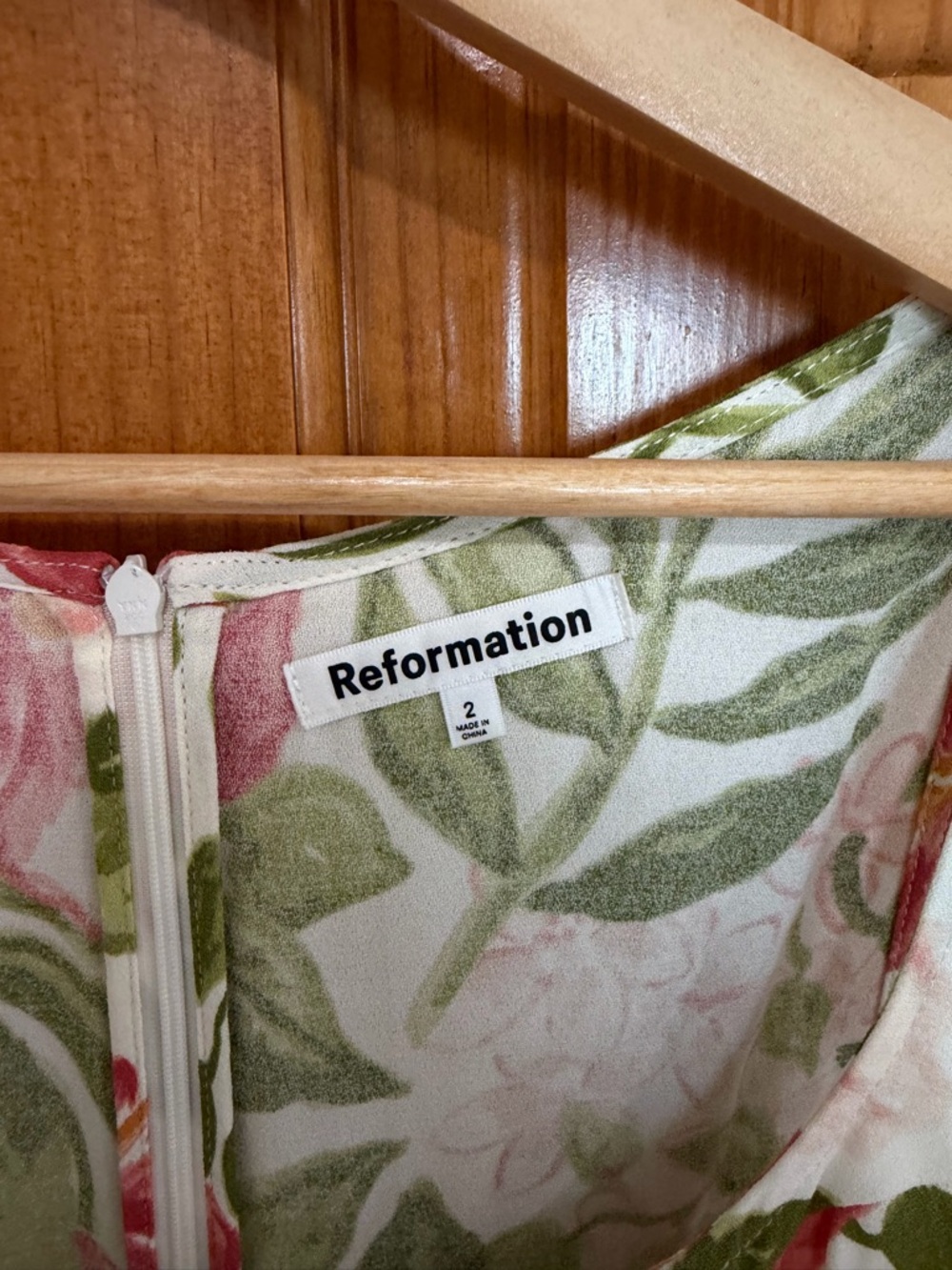 Reformation Noah Dress in Tropical Green & Pink floral print

Size 2 - Picture 3 of 4